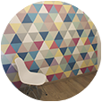 Vista de la pared pintada con triángulos multicolores del vertedero esta lleno de Picassos